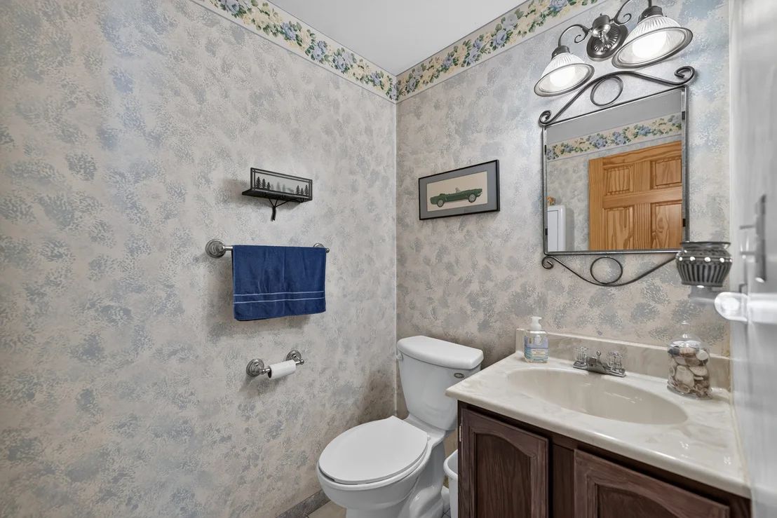 Photo of 975 W Pine Avenue