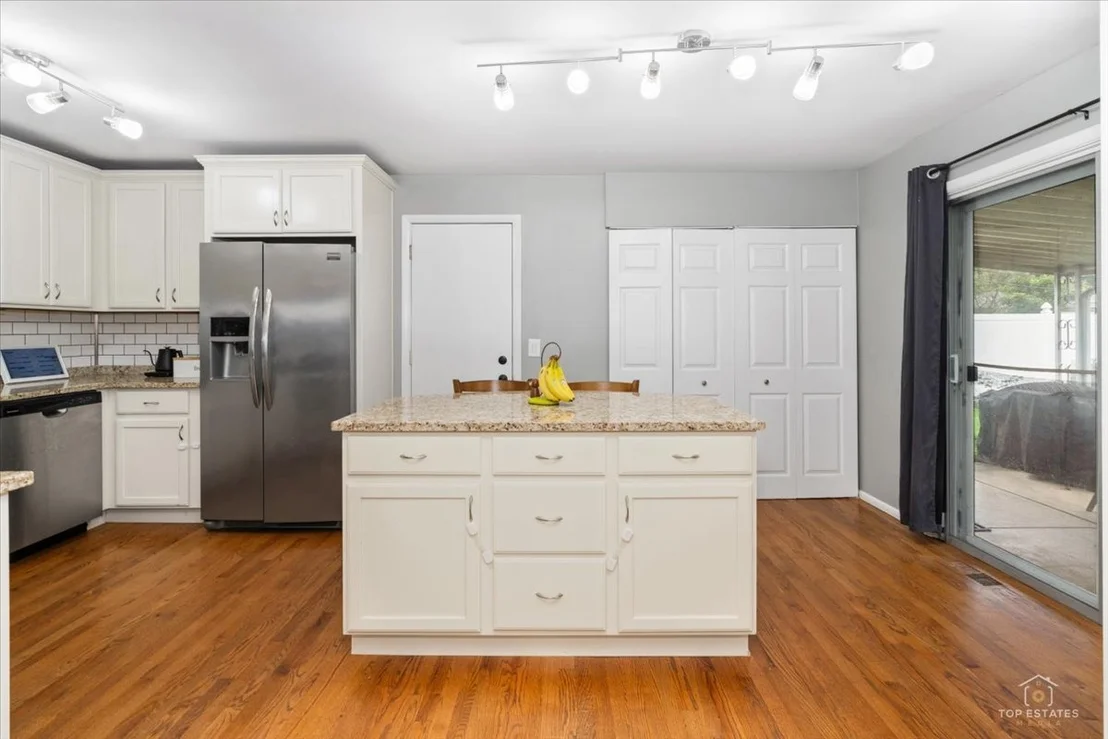 Photo of 1409 W WILLOW Lane