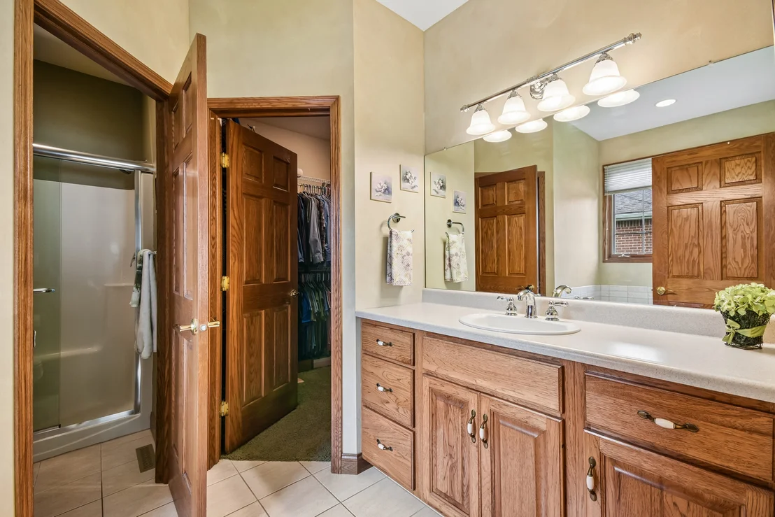 Photo of 1041 Lakeview Drive