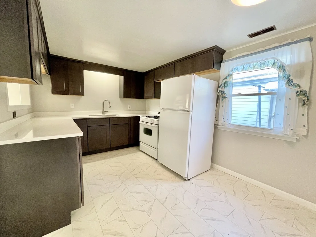 Photo of 296 N Levasseur Avenue