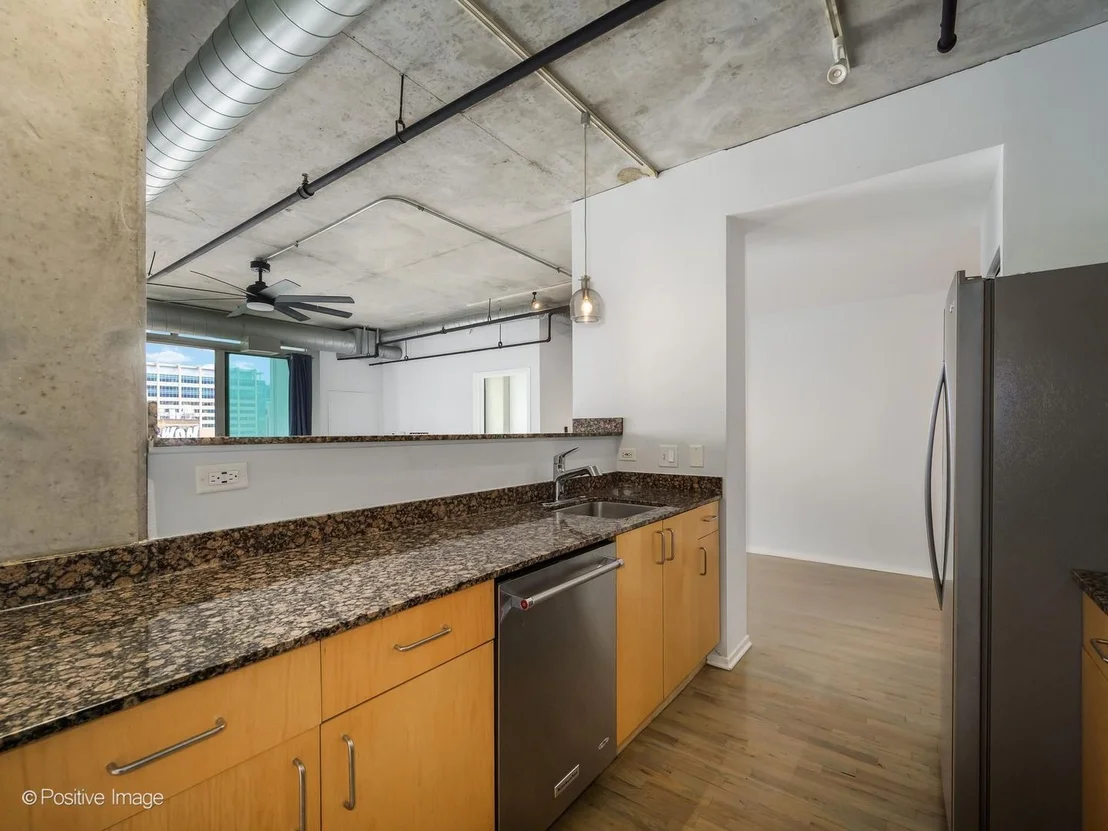 Photo of Unit 1401 at 700 W Van Buren Street