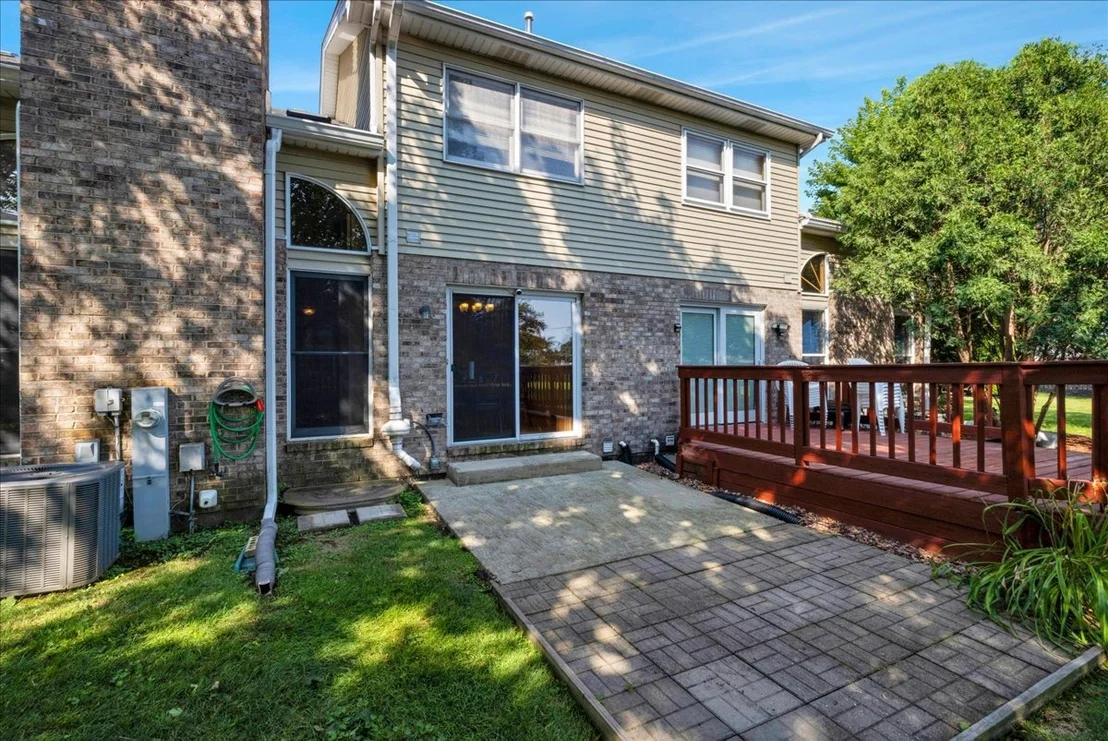 Photo of 446 S Wenbriar Square