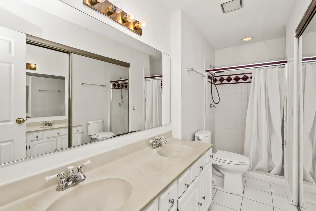 Photo of 543 LE PARC Circle