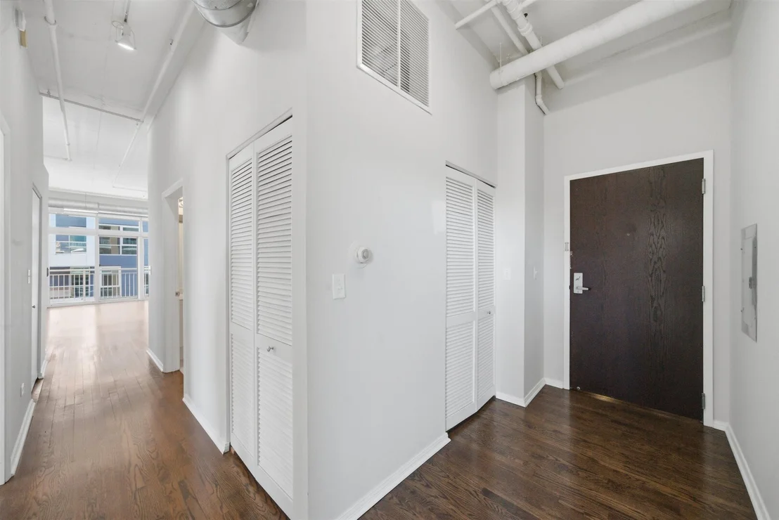 Photo of Unit 710 at 950 W Monroe Street