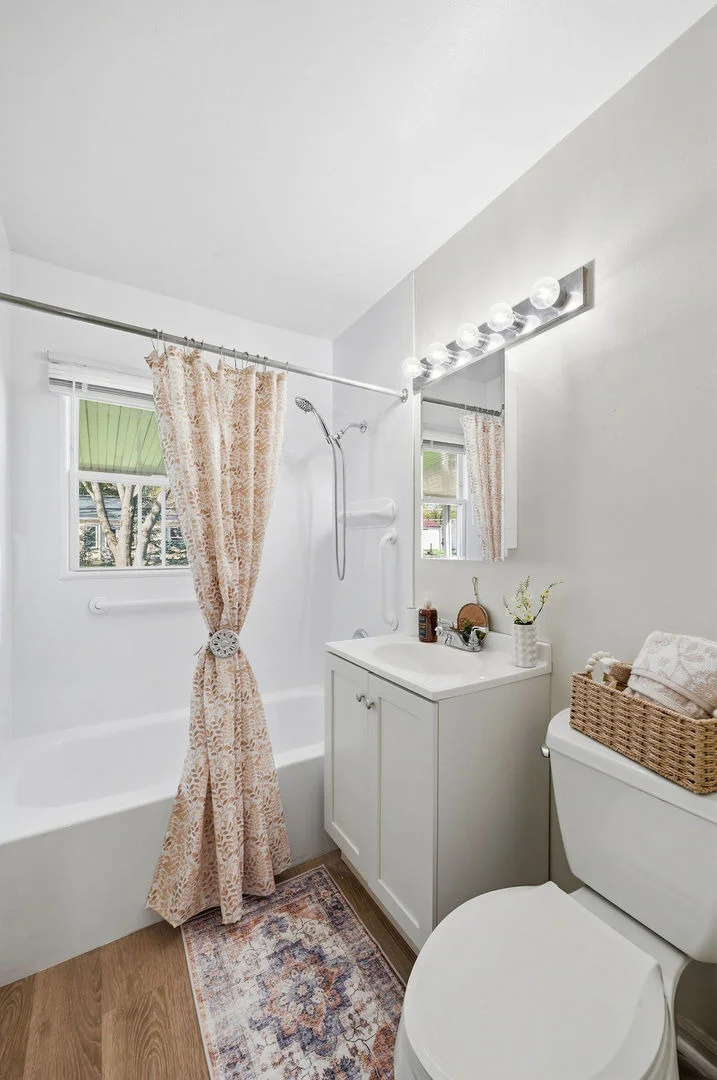 Photo of 910 Meadow Lane