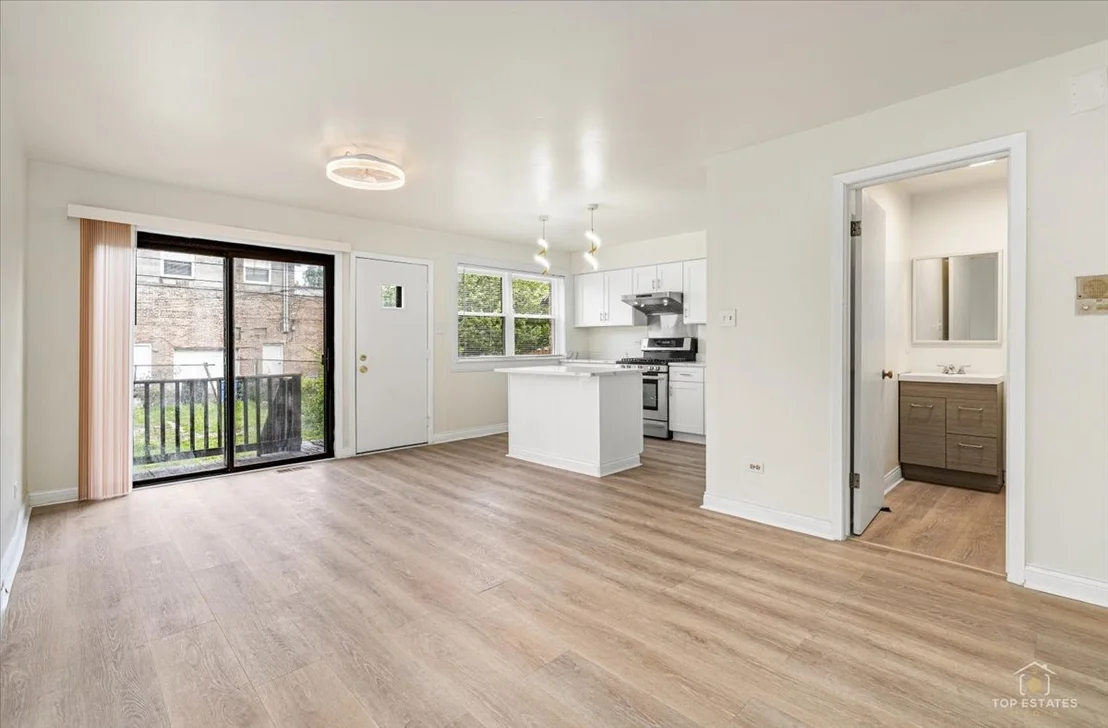 Photo of 611 W 25th Place