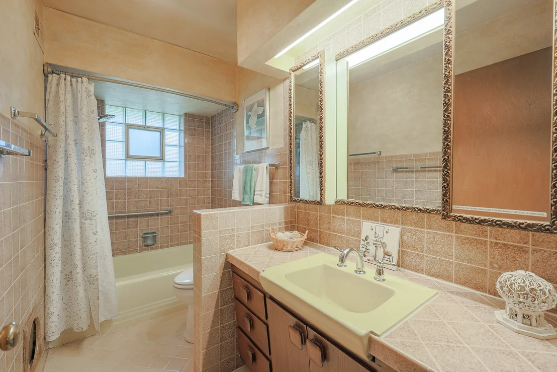 Photo of 853 Edgewater Drive