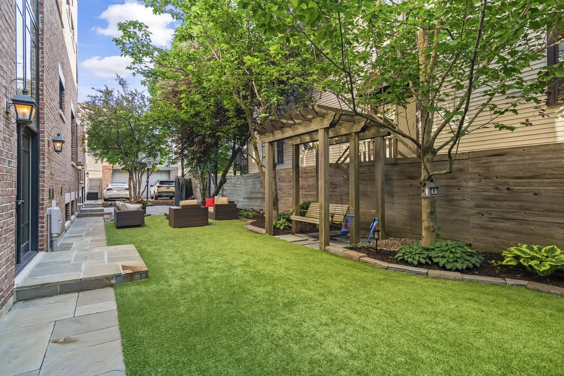 Photo of 1331 W Wolfram Street