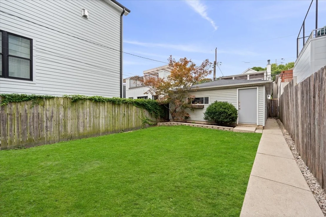 Photo of 1930 W Wolfram Street