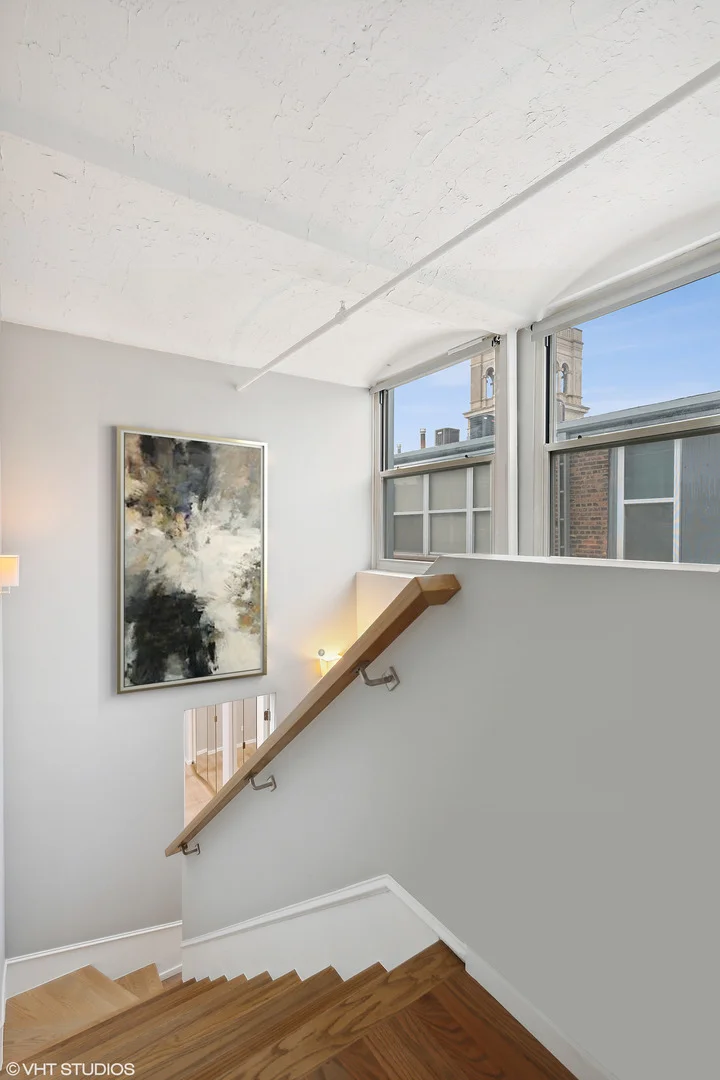 Photo of Unit 513 at 1000 W WASHINGTON Boulevard