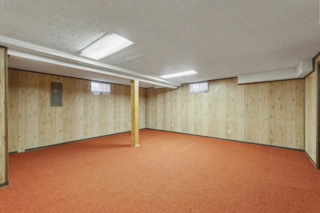 Photo of 906 Crestview Drive