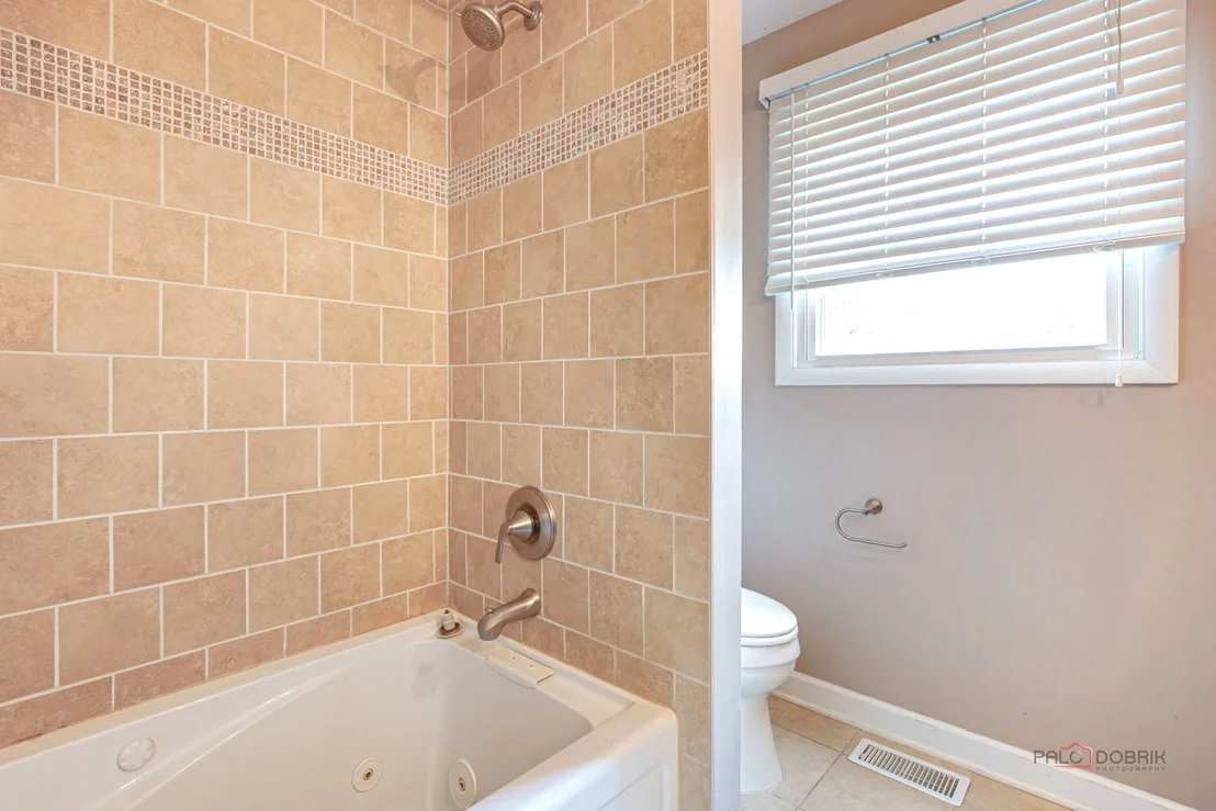 Photo of 562 Applegate Lane