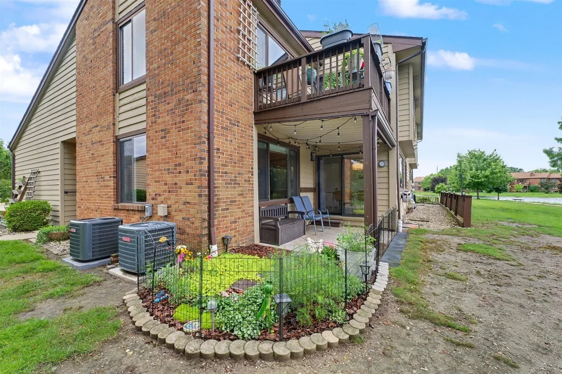 Photo of Unit 2101 at 2101 Harbortown Circle