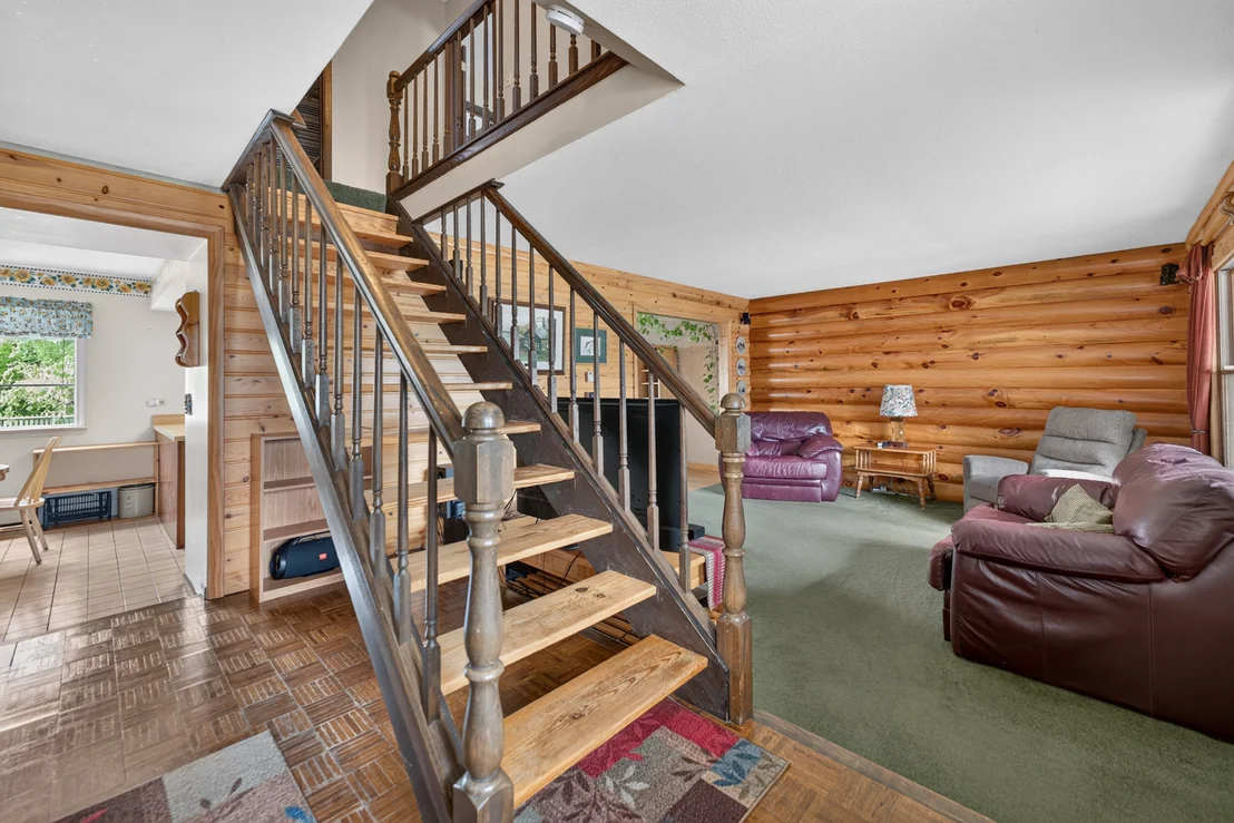 Photo of 975 W Pine Avenue