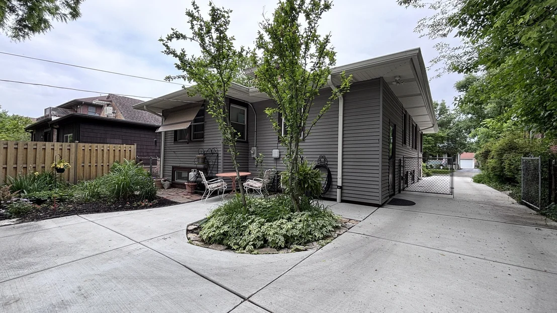 Photo of 389 Addison Road