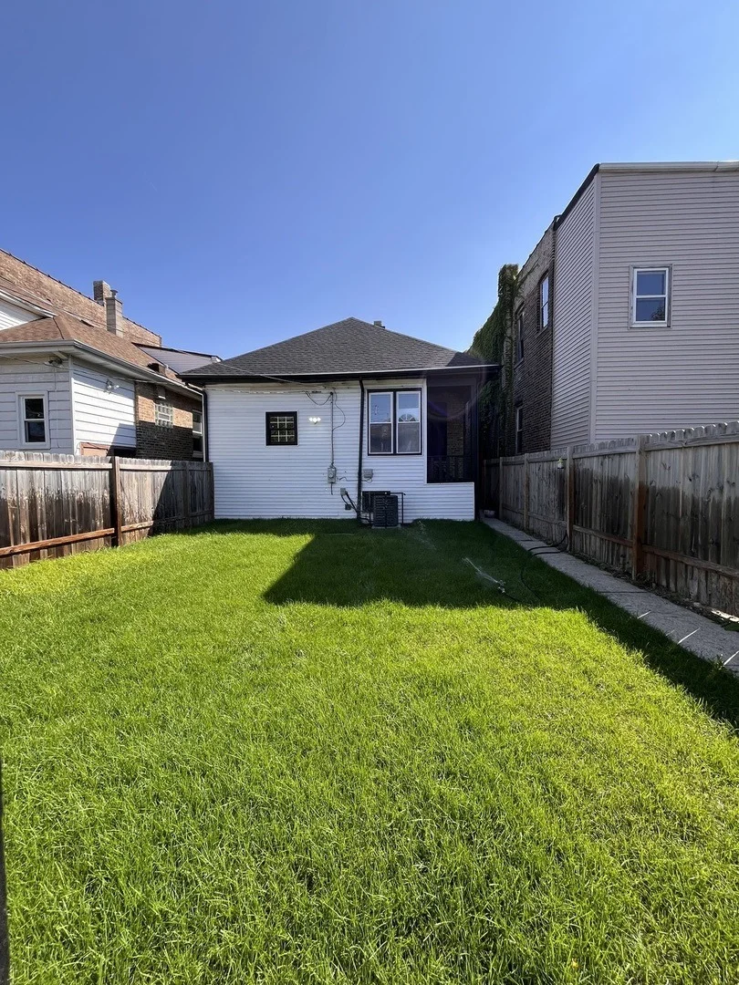 Photo of 5950 S Artesian Avenue