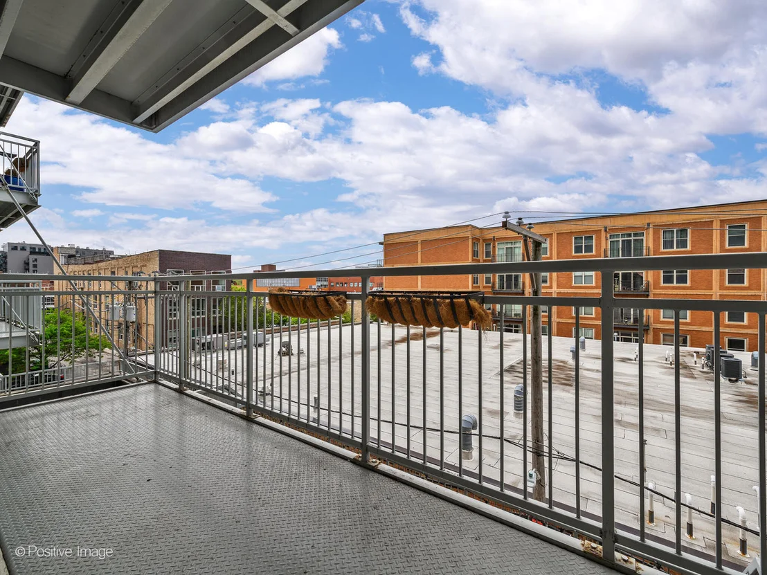 Photo of Unit 413 at 1200 W MONROE Street