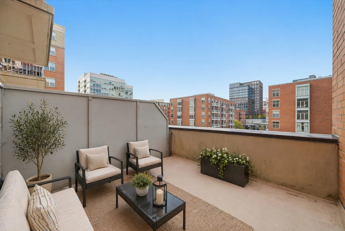 Photo of Unit 401 at 950 W Monroe Street