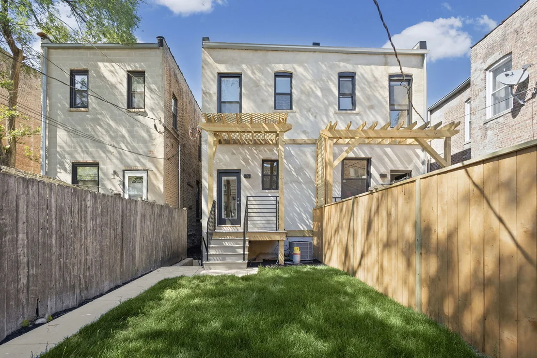 Photo of 433 E 46th Place