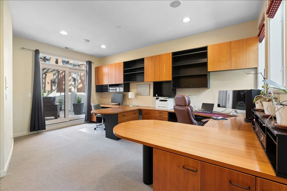 Photo of 930 W Wolfram Street
