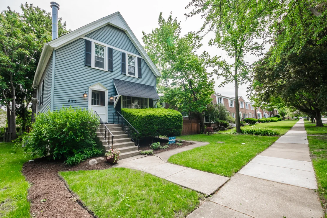Photo of 220 ELGIN Avenue