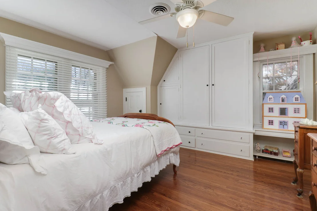 Photo of 1202 Elmwood Road