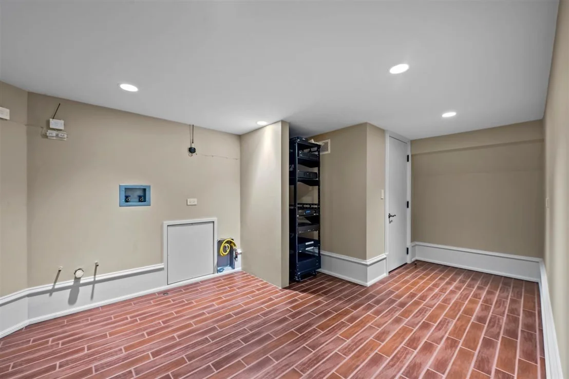 Photo of 950 Lake Road
