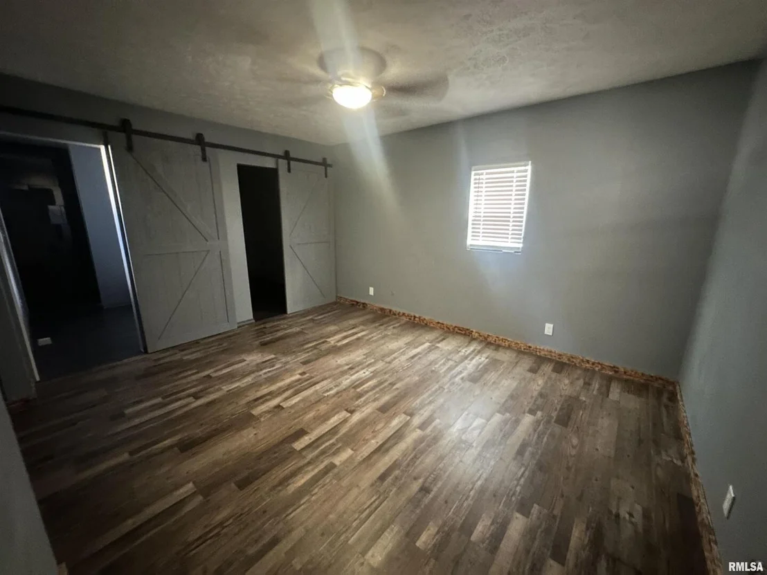 Photo of 28 N EDGEBROOK Lane