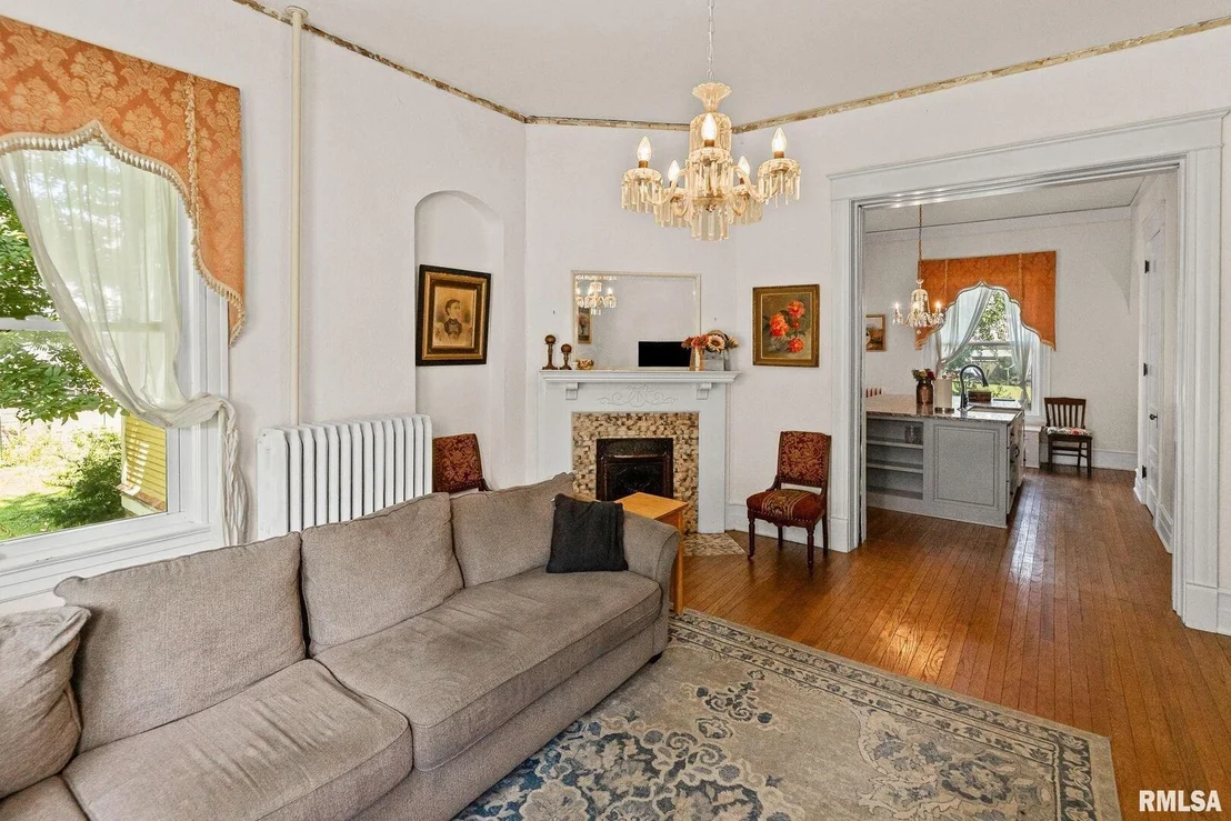 Photo of 404 W BROADWAY Street