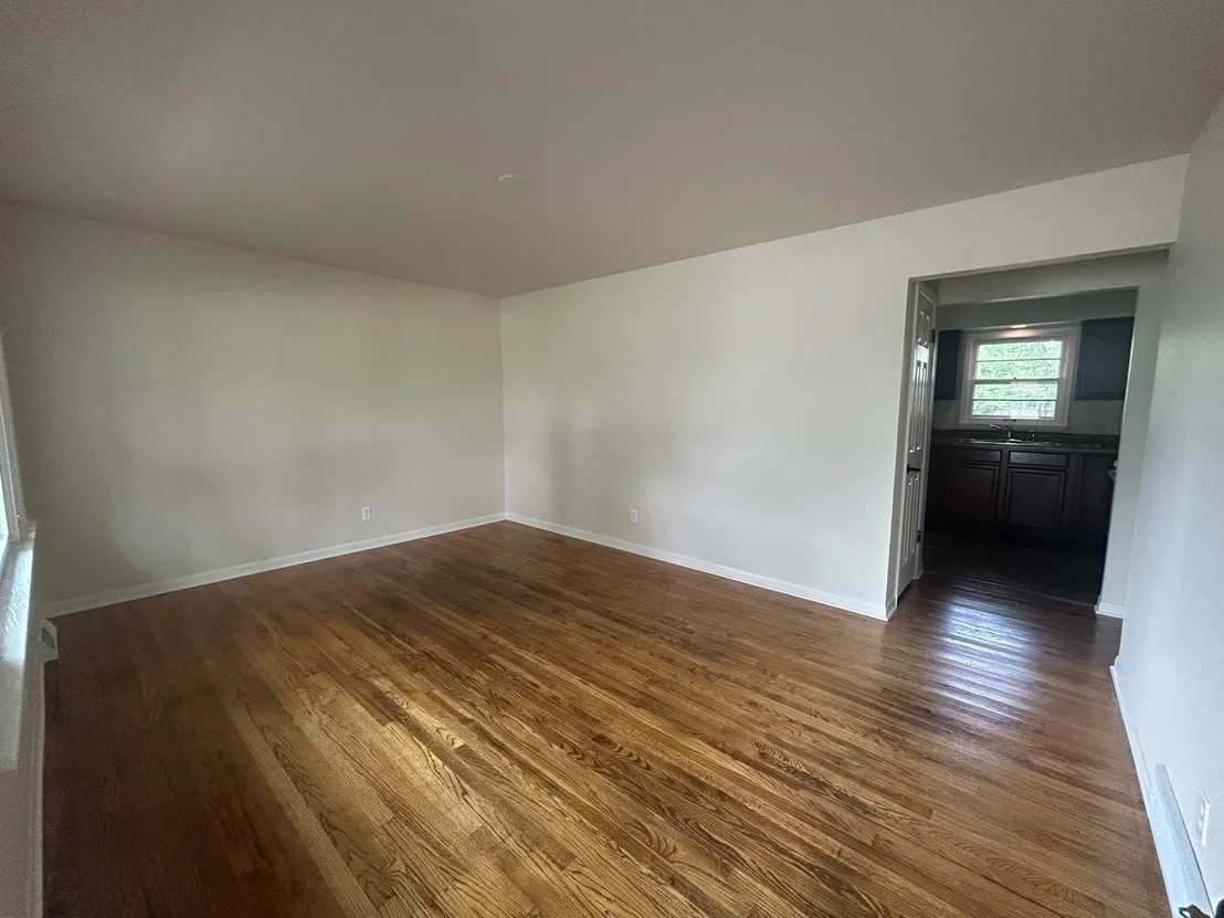 Photo of 2104 Devon Avenue
