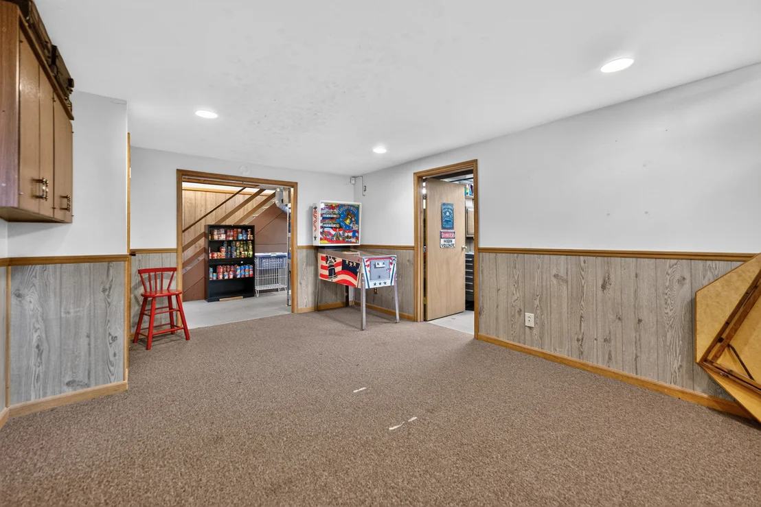 Photo of 975 W Pine Avenue