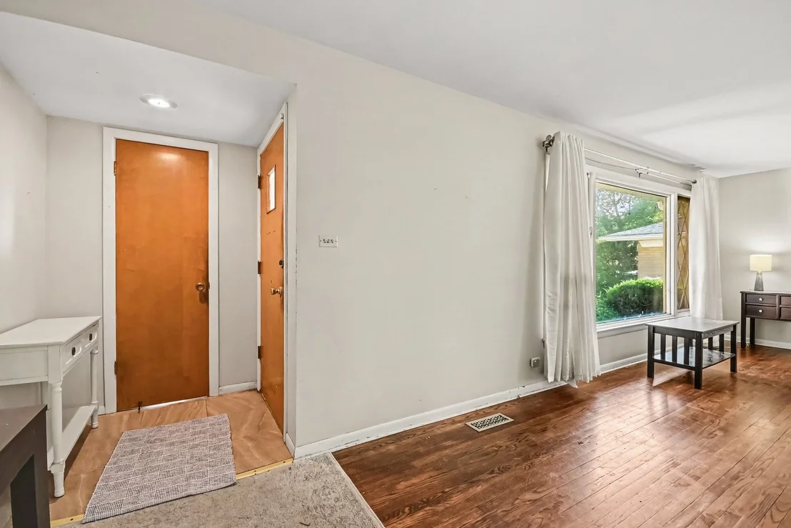 Photo of 906 N Rainbow Drive