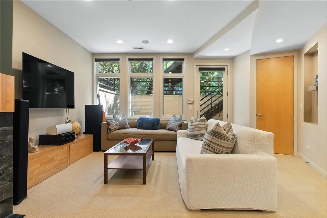 Photo of 930 W Wolfram Street