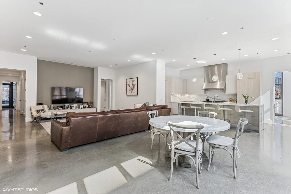 Photo of Unit 2E at 900 W Washington Boulevard
