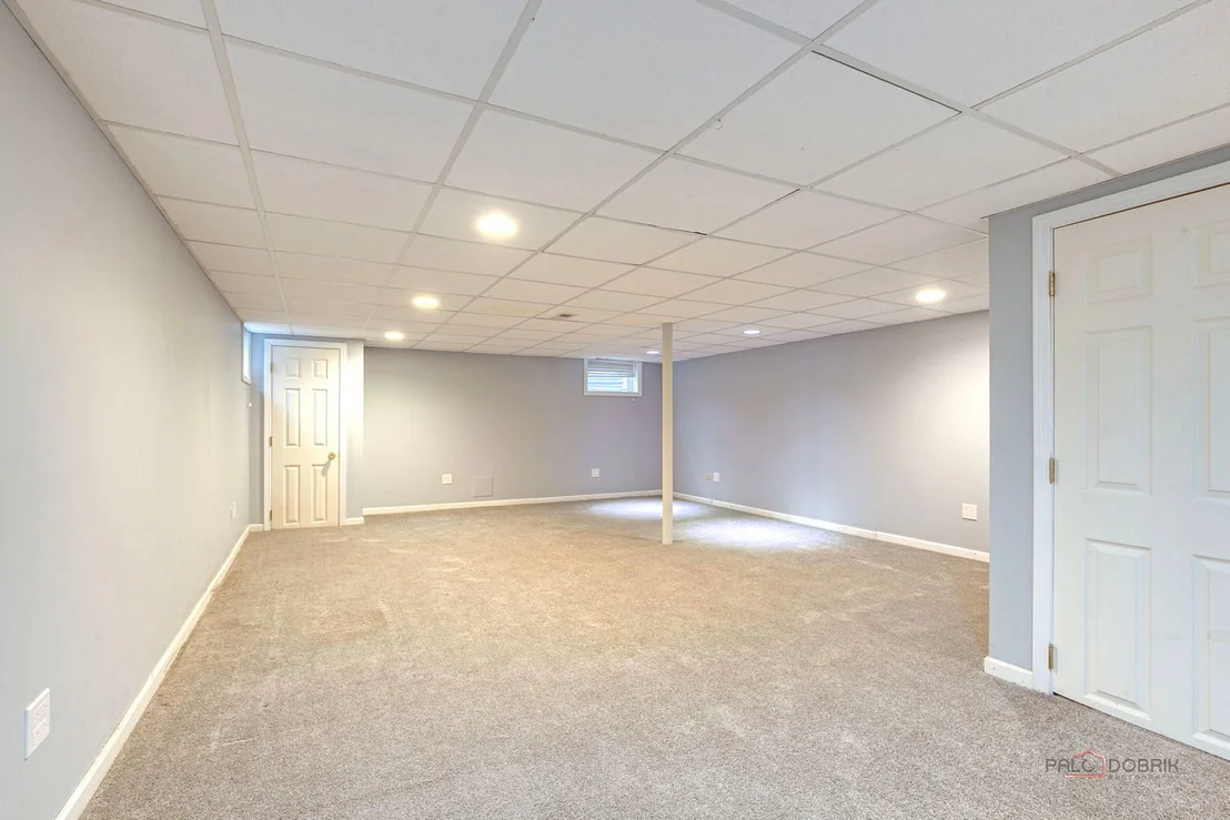 Photo of 562 Applegate Lane