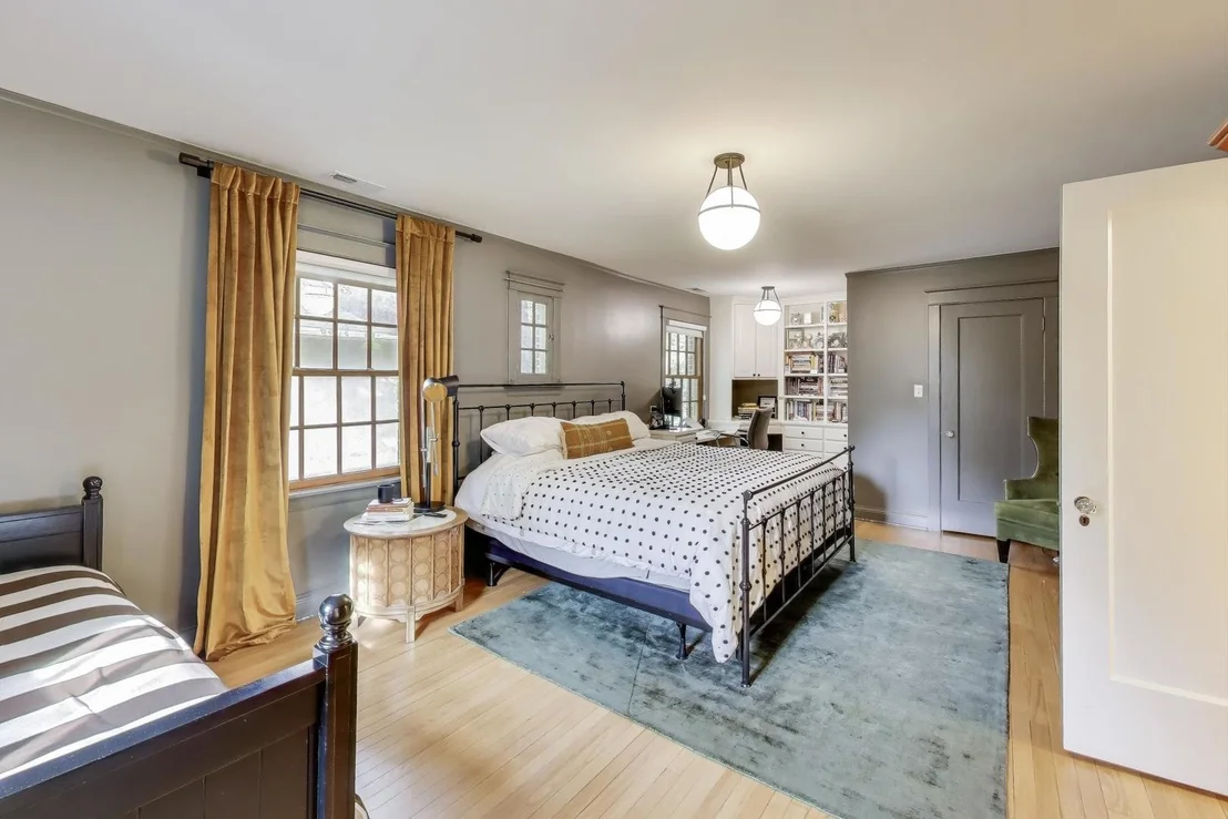 Photo of 547 JACKSON Avenue