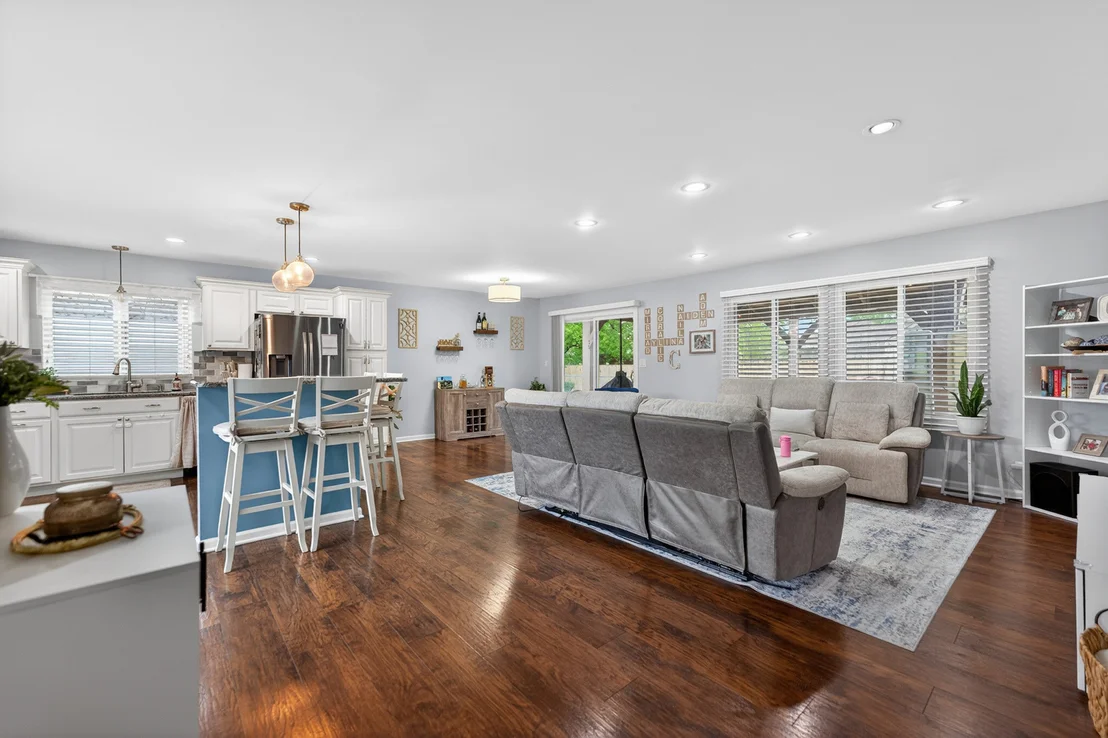 Photo of 870 W Pine Avenue