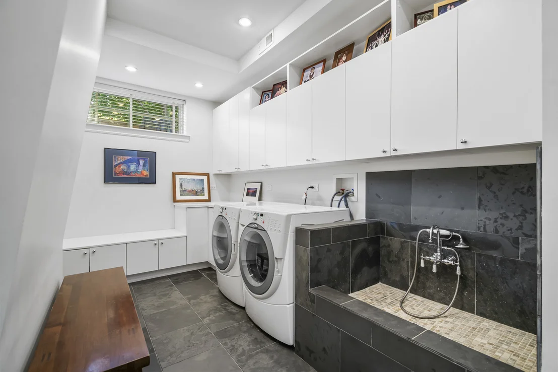 Photo of 1331 W Wolfram Street