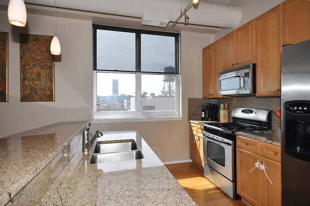 Photo of Unit 604 at 950 W MONROE Street