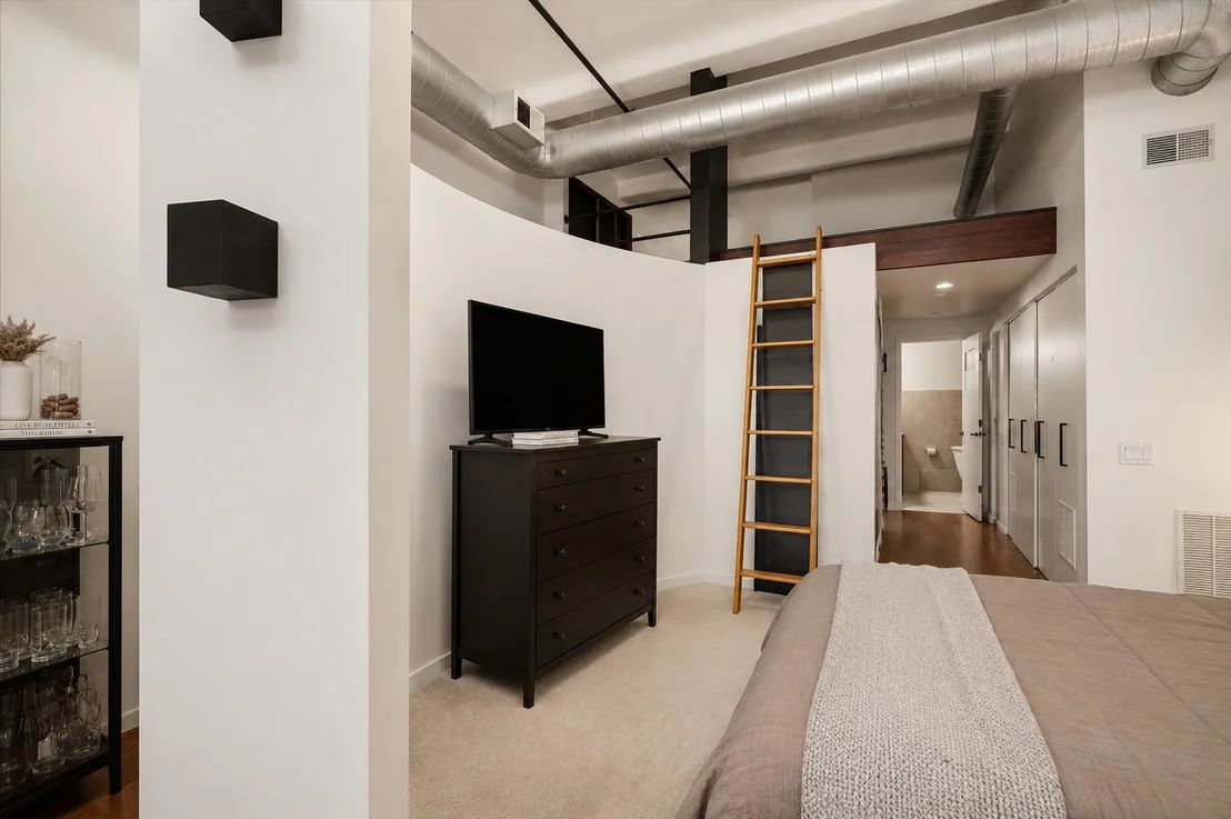 Photo of Unit 216 at 1000 W WASHINGTON Boulevard