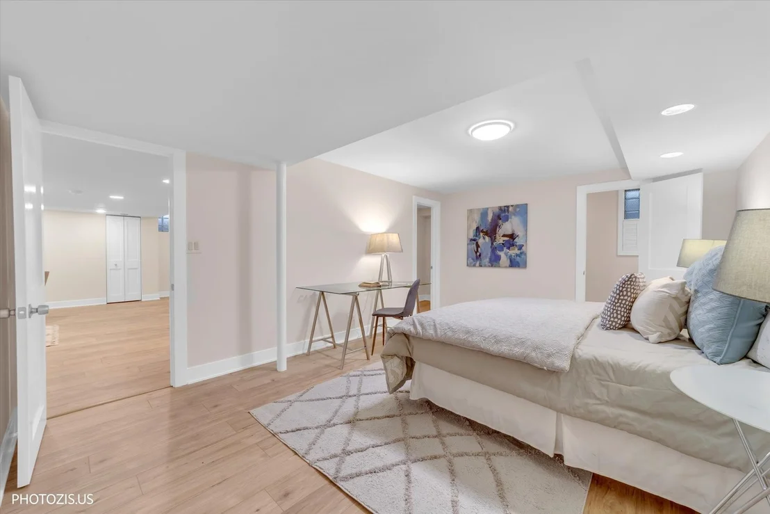 Photo of 2440 The Strand