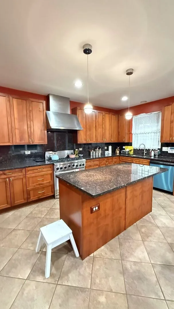 Photo of 422 W 42nd Place