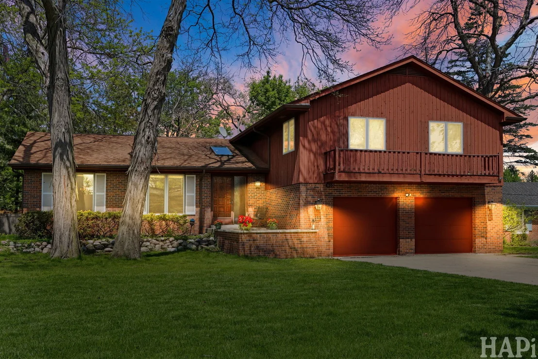 Photo of 840 Queens Lane
