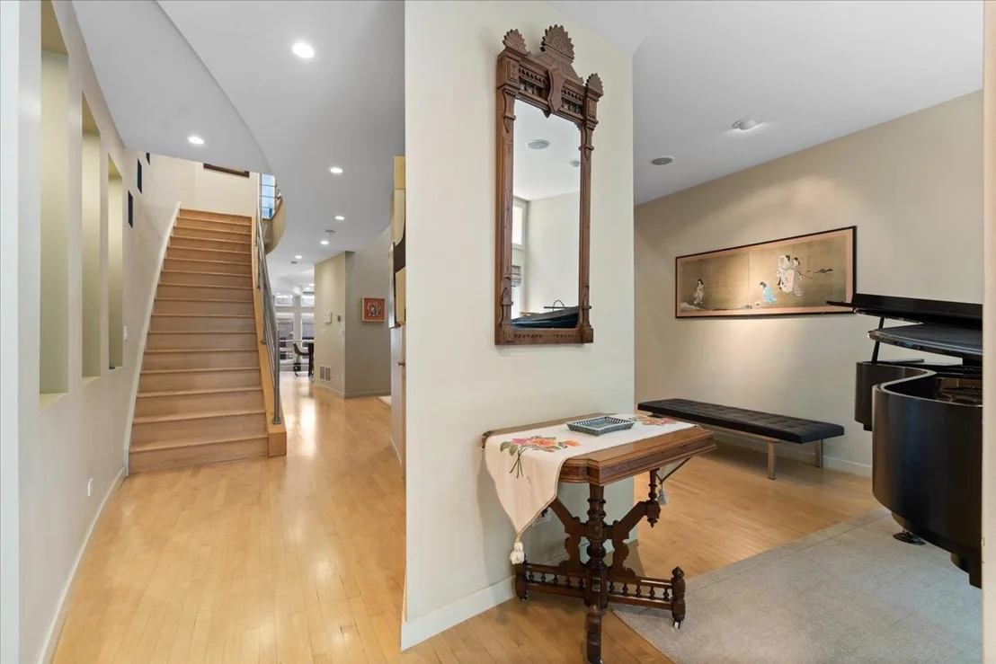 Photo of 930 W Wolfram Street