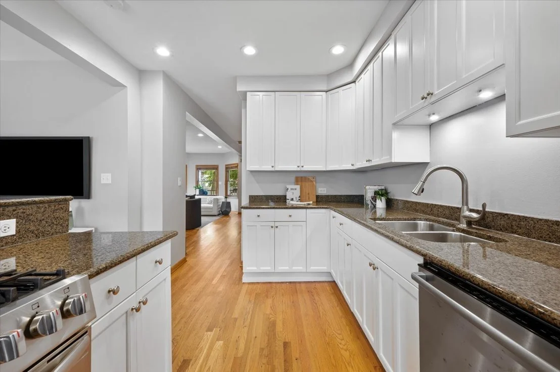 Photo of 1930 W Wolfram Street