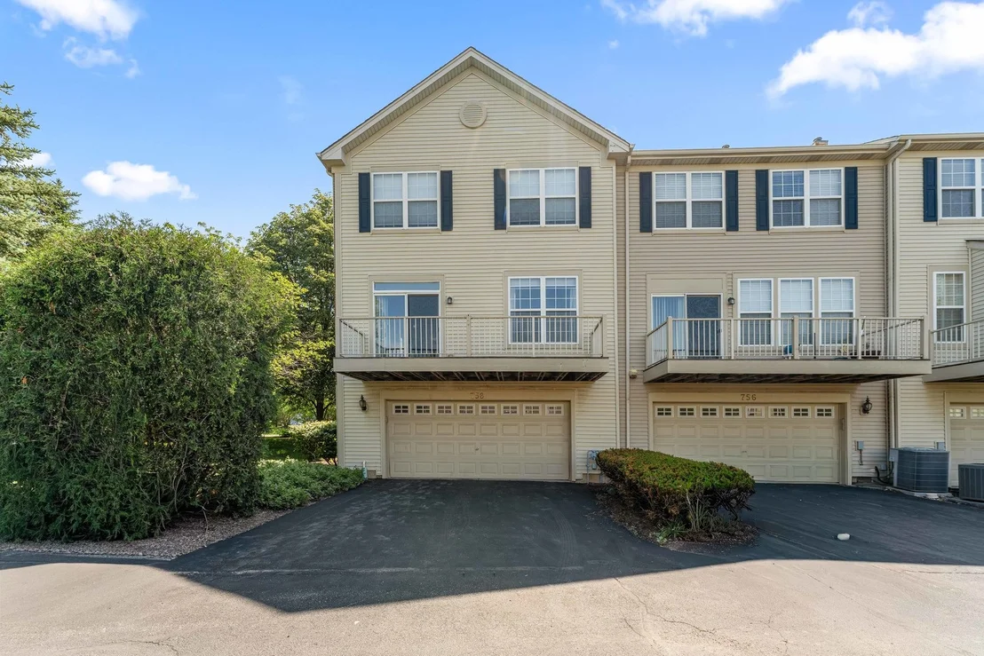 Photo of Unit 976 at 758 Lambert Lane