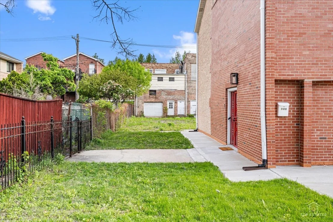 Photo of 611 W 25th Place