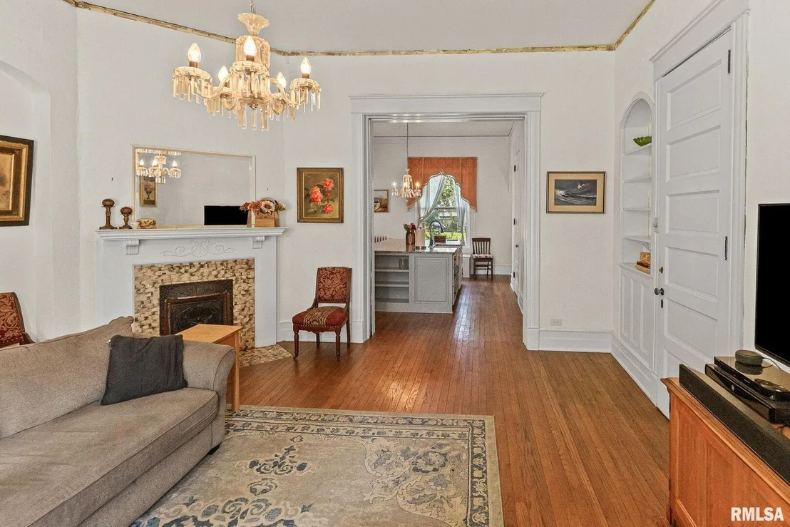 Photo of 404 W BROADWAY Street