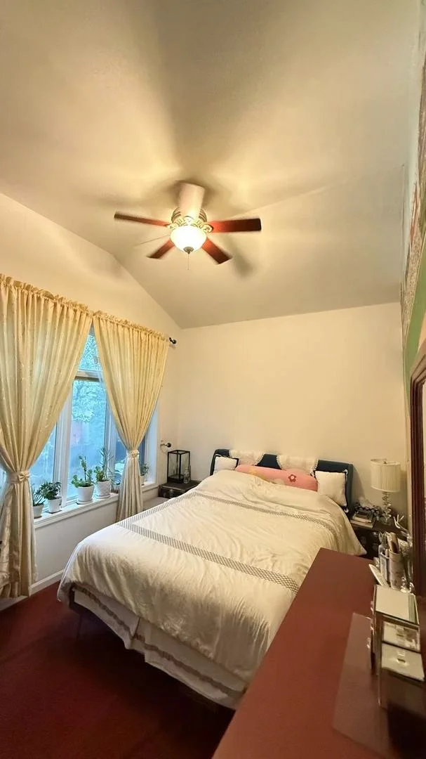 Photo of 422 W 42nd Place