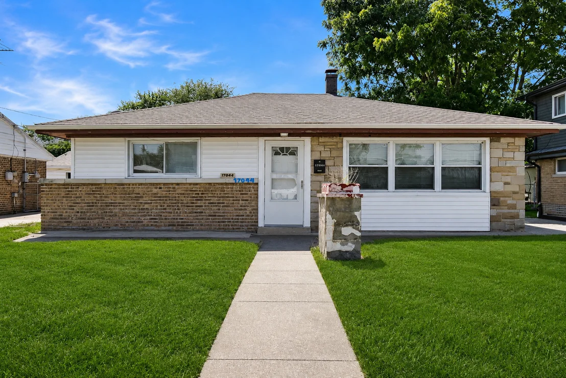 Photo of 17044 Burnham Avenue